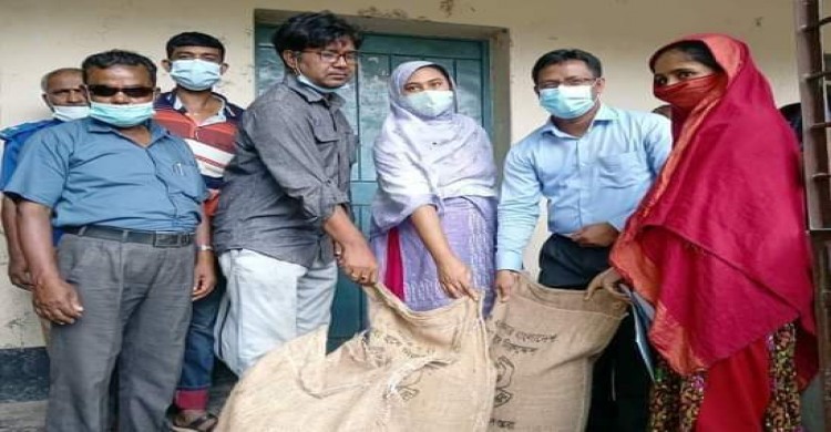 পলাশবাড়ীর হোসেনপুর ইউনিয়নে ভিজিডি কার্ডধারীর মধ্যে চাল বিতারণ
