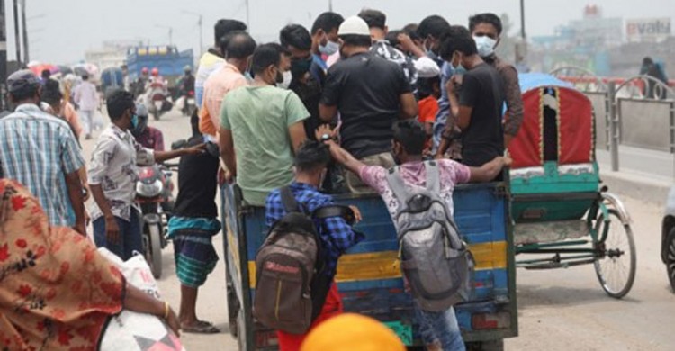 কঠোর লকডাউন ঘোষণা হওয়ার পর রাজধানী ছাড়ছে নগরবাসী