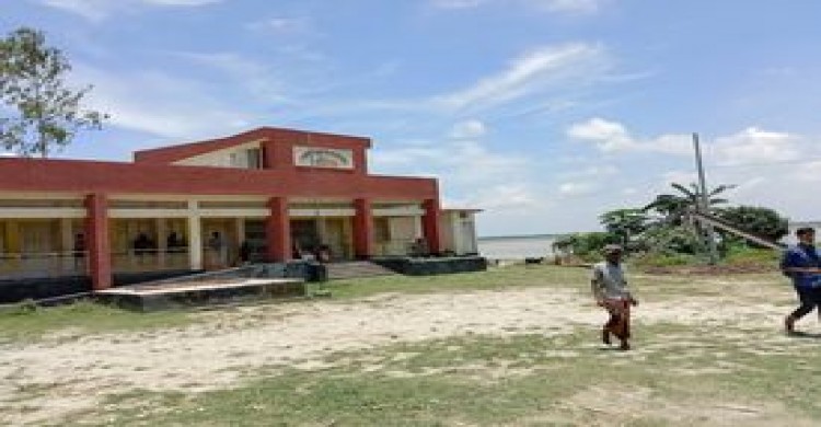 মানচিত্র থেকে নিশ্চিহ্ন হয়ে যাচ্ছে  পীরগাছার চর দিক্ষণ গাবুড়া গ্রাম