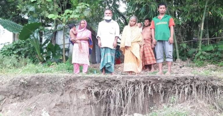 পাটগ্রামে প্রধানমন্ত্রীর  টাকায় কেনা বসতভিটে রক্ষায় অসহায় দিনমজুর বদিয়ার