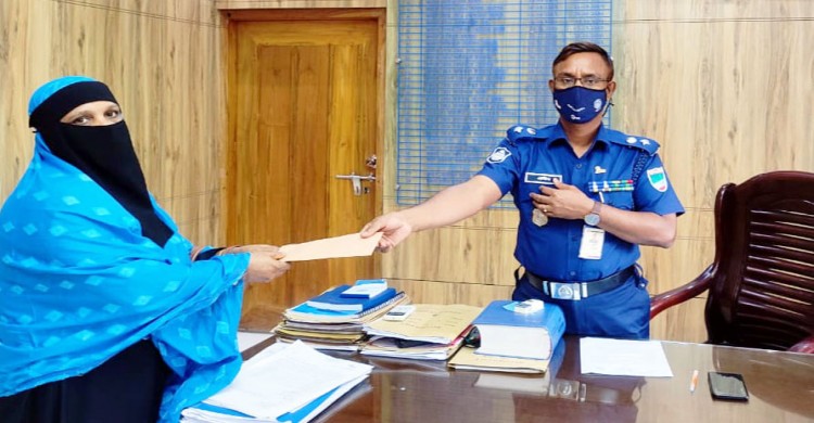 নড়াইলে পুলিশ সদস্যদের পরিবারে মাঝে ঈদ উপহার