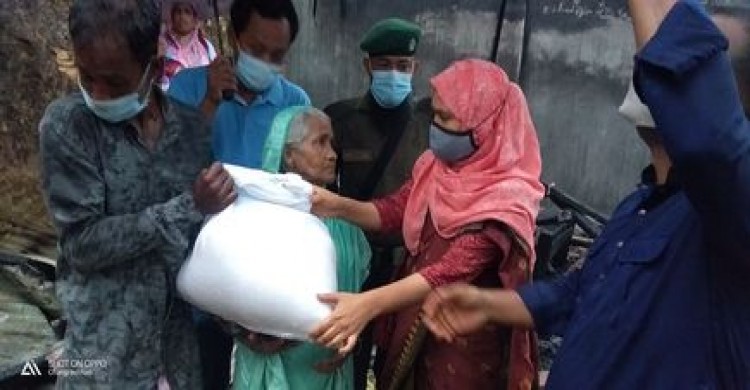 খাগড়াছড়ির অগ্নি-ক্ষতিগ্রস্ত পরিবারের পাশে দাড়ালেন সদরের ইউএনও মাহফুজা মতিন