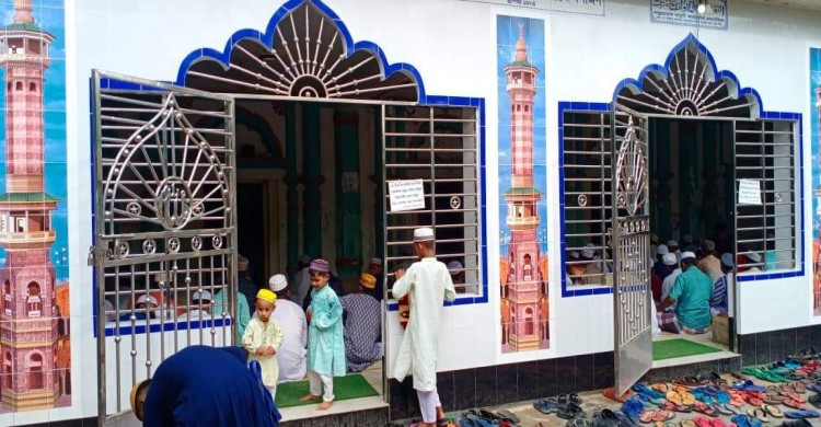 ঘোড়াঘাট বাগের হাট জামে মসজিদে ঈদুল আযহার নামাজ আদায়