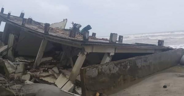 ধসে পড়লো কক্সবাজার জেলা পরিষদের পরিত্যক্ত রেস্ট হাউজ