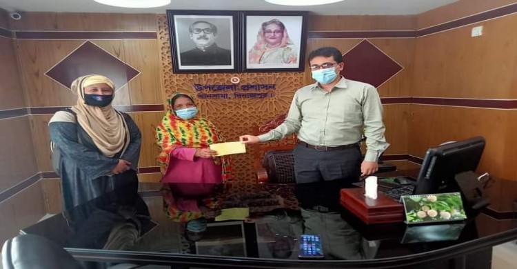 একজন নারী ব্রয়লার মুরগীর কাটা মাংস  বিক্রেতার গল্প