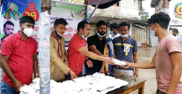 নড়াইলে স্বেচ্ছাসেবকলীগের প্রতিষ্ঠাবার্ষিকী উপলক্ষে খাবার বিতরণ