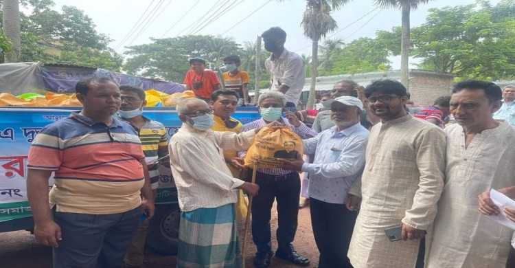 দুস্থদের মাঝে খাদ্য সামগ্রী বিতরণ অব্যহত রেখেছে সমাজ সেবক সোহেল