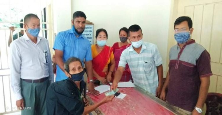 খাগড়াছড়ির কমলছড়িতে করোনায় কর্মহীনদের মাঝে প্রধানমন্ত্রীর নগদ অর্থ বিতরণ