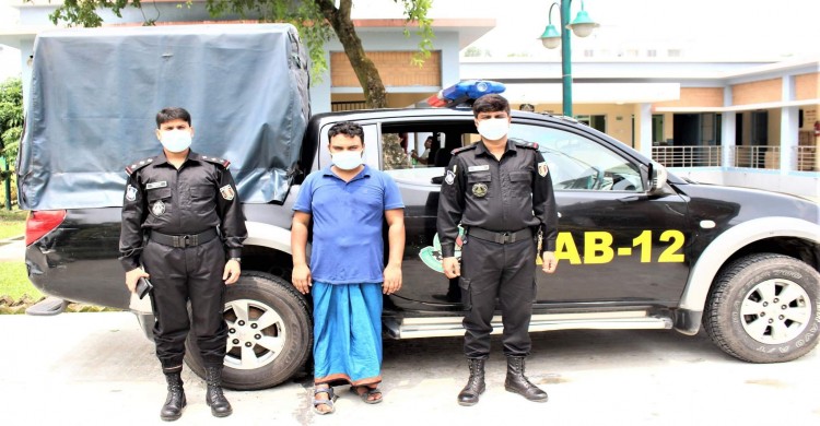 র‌্যাব-১২'র অভিযানে সিরাজগঞ্জে বিদেশী বিয়ার ক্যানসহ ১ জন আটক