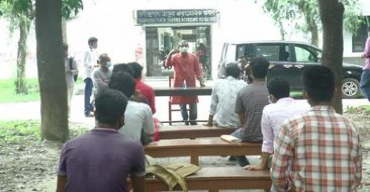 শিক্ষাপ্রতিষ্ঠান খোলা নিয়ে প্রতিবাদ জানিয়ে রাবি শিক্ষকের প্রতিকী ক্লাস