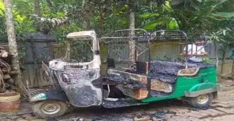 রামগড়ে দুর্বৃত্তদের আগুনে সিএনজি ভস্মীভূত