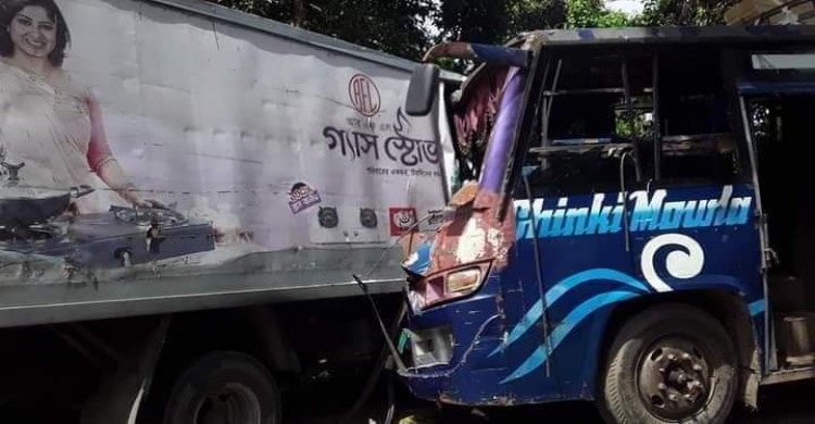 গুইমারায় বাস-কাভার্ডভ্যান মুখোমুখি সংঘর্ষে আহত-৬