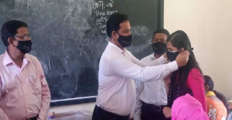 পত্নীতলায় শিক্ষার্থীদের  মাঝে মাস্ক বিতরণ করলেন ইউএনও লিটন সরকার