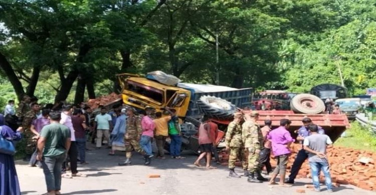 খাগড়াছড়িতে পাথর বোঝাই ট্রাকের ধাক্কায় ট্রাক্টর চালকসহ আহত-৬