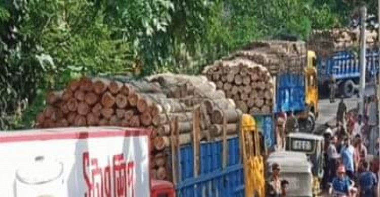 দীঘিনালায় চাঁদার দাবিতে ট্রাক শ্রমিকদের মারধরের প্রতিবাদে সড়ক অবরোধ