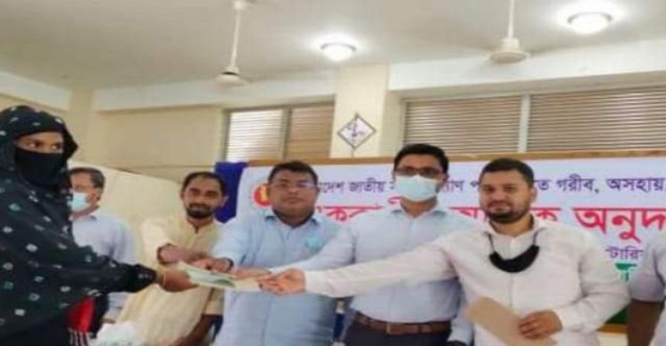 মাটিরাঙ্গায় ১৭৭দুস্থদের মাঝে সমাজ কল্যাণ পরিষদের নগদ অর্থ বিতরণ