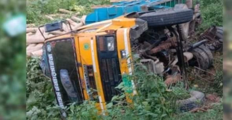 সাজেক-বাঘাইহাট সড়কে কাঠ বোঝাই ট্রাক নিয়ন্ত্রণ হারিয়ে চালক আহত