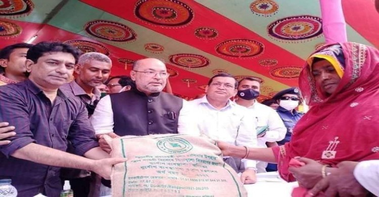কুড়িগ্রামের রাজারহাটে বন্যা দুর্গতদের মাঝে ত্রাণ বিতরণ করলেন প্রতিমন্ত্রী