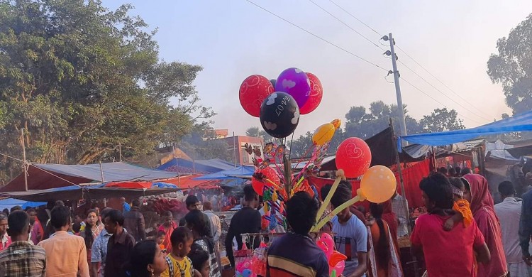 পত্নীতলায় ঐতিহ্যবাহী গ্রামীণ মেলা