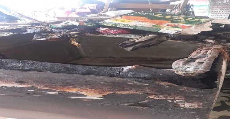 পত্নীতলায়  আগুন লেগে দোকান পুড়ে ভস্মীভূত