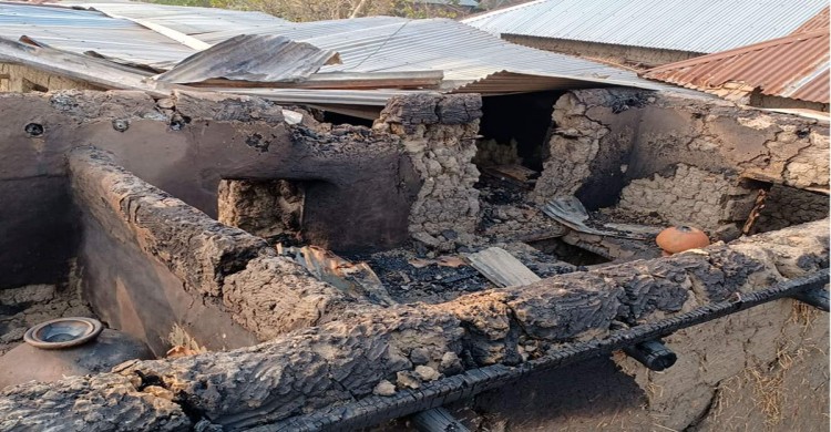 নওগাঁয় আগুনে পুড়লো দিনমজুরদের আটটি মাটির ঘর