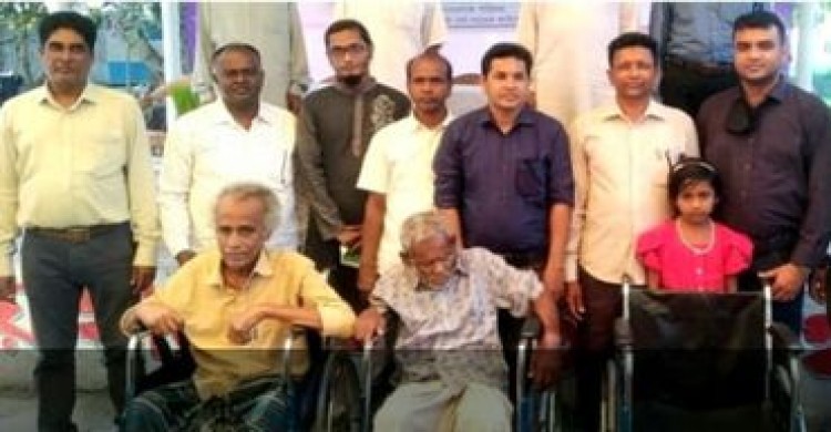 ফকিরহাটে ফ্রি স্বাস্থ্য ক্যাম্প ও হুইল চেয়ার বিতরন