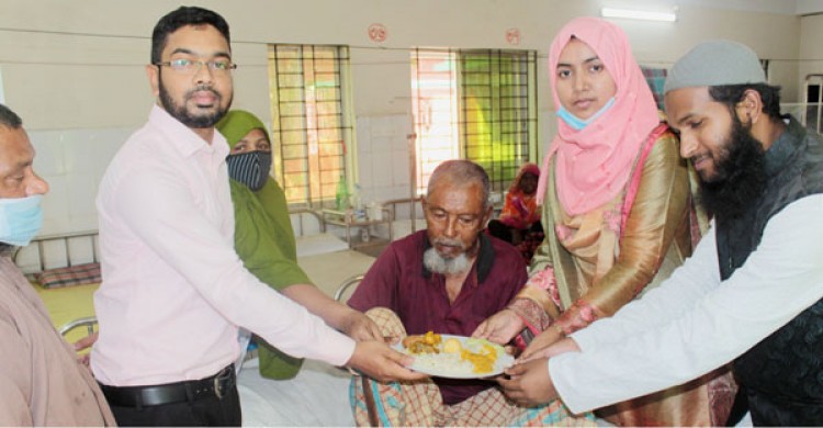 ধামইরহাট স্বাস্থ্য কমপ্লেক্সে জাতীয় শিশু দিবস উপলক্ষে উন্নত মানের খাবার পরিবেশন- রোগীদের সাথে ফুলেল শুভেচ্ছা বিনিময়