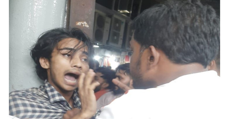 হেনস্থার প্রতিবাদ করায় নিউমার্কেটে ঢাবি শিক্ষার্থীদের ওপর হামলা, আহত ২