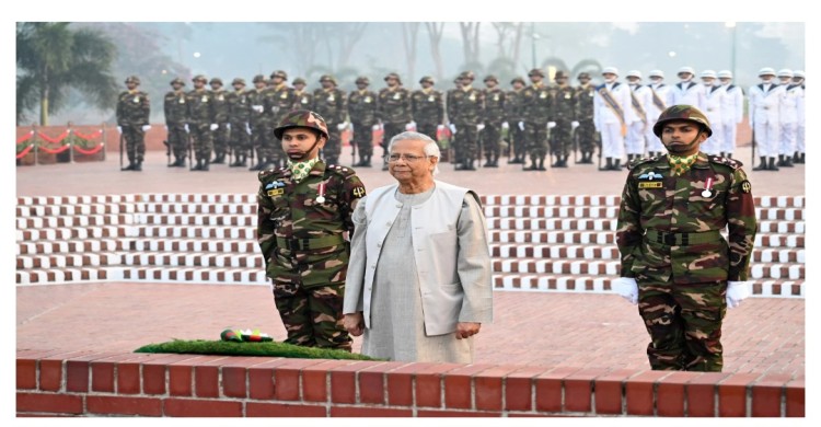 জাতীয় স্মৃতিসৌধে শহীদদের প্রতি প্রধান উপদেষ্টার শ্রদ্ধা নিবেদন