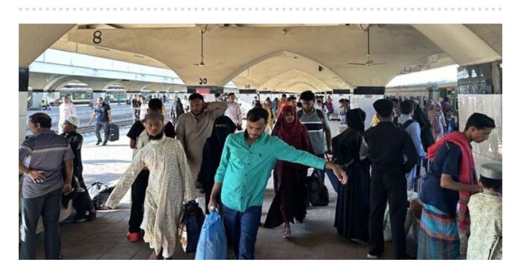 ঢাকায় ফিরছে মানুষ, কমলাপুরে উপচেপড়া ভিড়