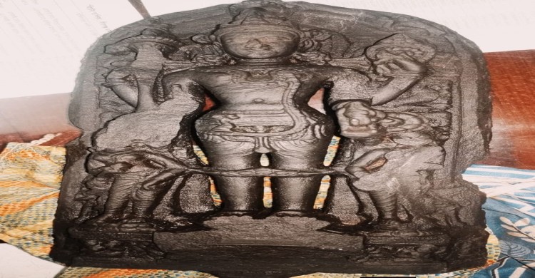 দিনাজপুর বীরগঞ্জে র‍্যাবের অভিযানে প্রাচীন বিষ্ণুমূর্তি উদ্ধার, আটক ২