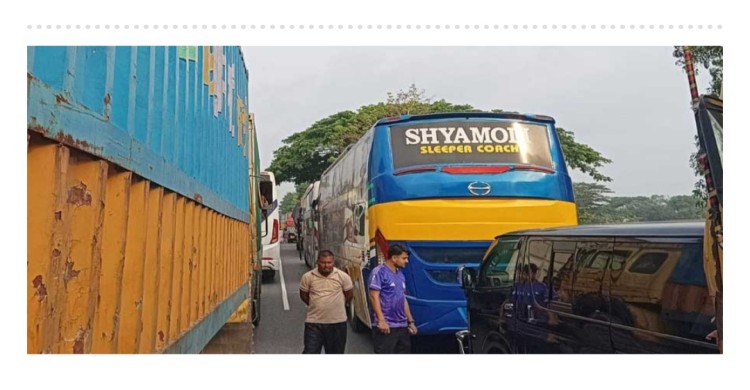 ঢাকা-চট্টগ্রাম মহাসড়কে দীর্ঘ যানজট, দুর্ভোগ