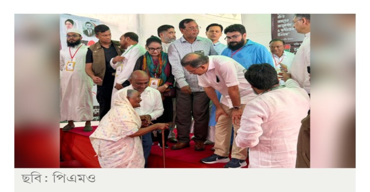 প্রধানমন্ত্রীকে কাছে পেয়ে পূরণ হলো নূরজাহান বেগমের স্বপ্ন