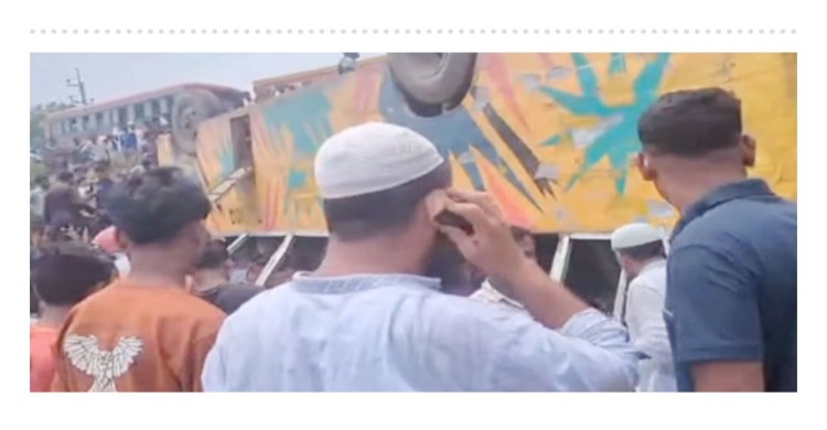 ব্রাহ্মণবাড়িয়ায় নিয়ন্ত্রণ হারিয়ে খাদে উল্টে পড়ল বাস, নিহত ৪