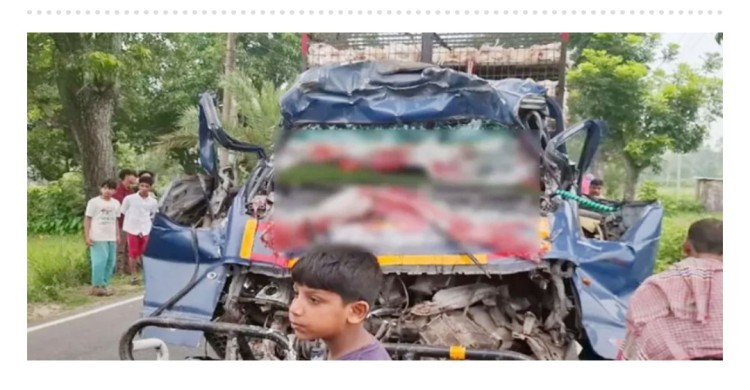 দাঁড়িয়ে থাকা ট্রাকের সঙ্গে পিকআপ ভ্যানের সংঘর্ষ, নিহত ৪
