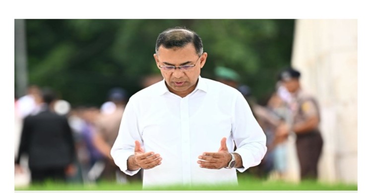 দেশে ফিরেই মা-বাবার কবর জিয়ারত করলেন প্রধানমন্ত্রী