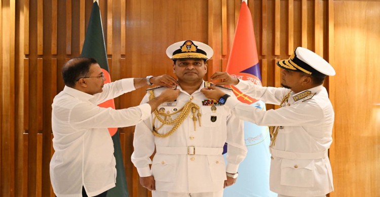 নতুন নৌবাহিনী প্রধানকে ভাইস অ্যাডমিরাল র‌্যাঙ্ক ব্যাজ পরালেন প্রধানমন্ত্রী