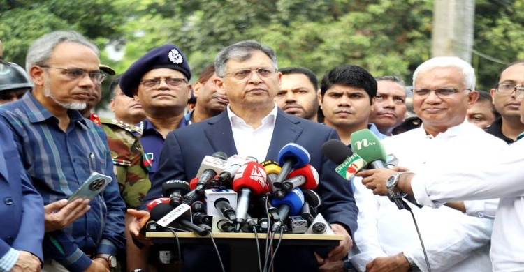 সন্ত্রাসী, চাঁদাবাজ ও মাদক ব্যবসায়ীদের দ্রুত গ্রেফতারের নির্দেশ; ব্যর্থতায় কঠোর ব্যবস্থার হুশিয়ারি স্বরাষ্ট্রমন্ত্রীর
