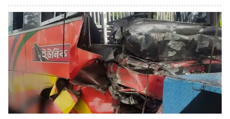 ঢাকা-চট্টগ্রাম মহাসড়কে কাভার্ডভ্যান, লরি ও বাসের ত্রিমুখী সংঘর্ষে নিহত ৩