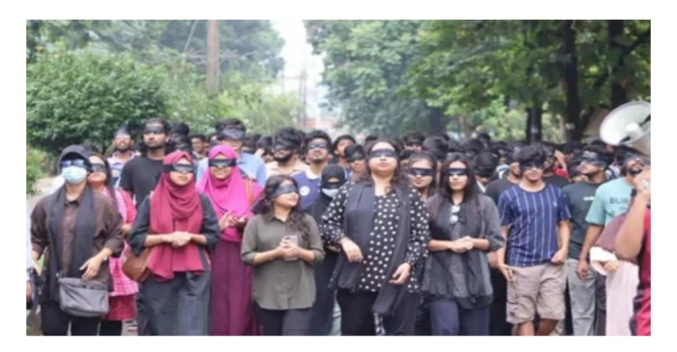 সাবেক উপাচার্যকে ফেরাতে চোখে কালো কাপড় বেঁধে চুয়েট শিক্ষার্থীদের মিছিল