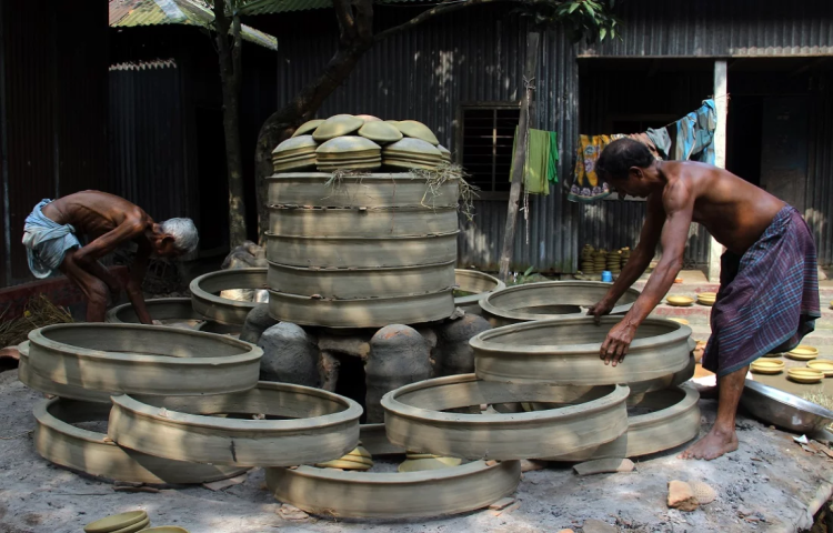 ঐহিত্য হারিয়ে সৌখিনতায় মৃৎপণ্য